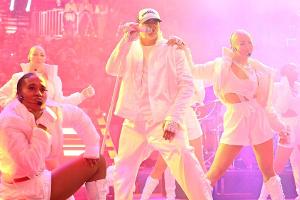 "Pa aufs Maul": Stefan Raab erobert mit seinem neuen Song die Charts