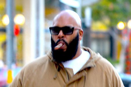 Musikproduzent Suge Knight sitzt wegen Totschlags für 28 Jahre im Gefängnis. 2015 hatte er mit seinem Truck zwei Menschen überfahren, von denen einer starb. Knight behauptete zunächst, es sei ein Unfa ...