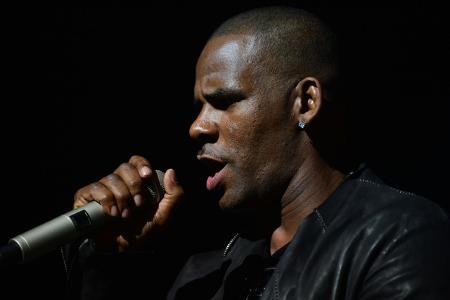 Noch immer wird fleißig gegen R. Kelly wegen zahlreicher Sexualdelikte ermittelt. 2019 kam er zwar für 90.000 Euro auf Kaution frei, durfte die USA aber nicht verlassen und verpasste damit mehrere lukrative Konzertauftritte in Dubai.