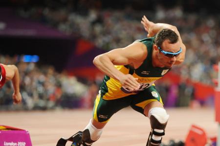 Dass er nach dem Mord an seiner Freundin Reeva Steenkamp kurzfristig wieder freikam, schockte die Welt: Ausnahmeathlet Oscar Pistorius landete schließlich im Gefängnis, doch dass der Mordverdächtige b ...