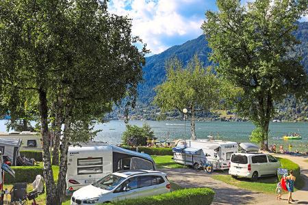 See, blauer Himmel, Gebirge, Caravans, Autos, Natur