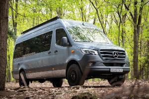 Langer Luxus-Sprinter mit zwei Sitzgruppen