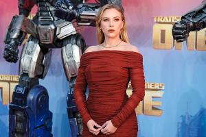 Scarlett Johansson begeistert im schulterfreien roten Kleid