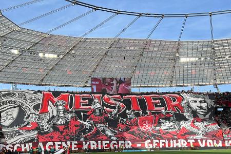 Bundesliga: Bayer Leverkusen - VfL Wolfsburg - 'Ungeschlagene Krieger - Geführt vom König' heißt in der BayArena. Die Fans von Bayer Leverkusen feiern Ende September 2024 ihre Werkself, die in der Vorsaison ungeschlagen Meister wurde und auch den DFB-Pokal holte.