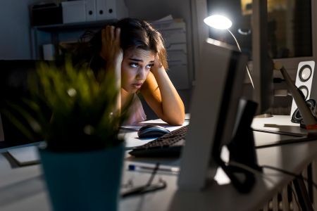 frau bleibt lange wach am schreibtisch