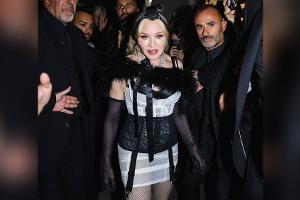 Madonna verzaubert ihre Fans in Mailand mit makellosem Teint