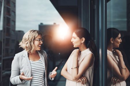 zwei Frauen plaudern