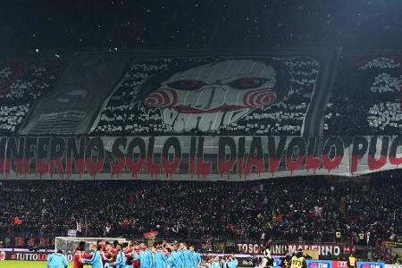 Serie A: AC Milan - Inter - Wenn du in der Hölle bist, kann nur der Teufel dich retten! Beim Derby della Madonnina machen die AC-Fans klar, was dem Gegner blüht. Es handelt sich um ein Zitat aus dem Horror-Schocker Saw II.