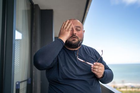 müder mann reibt sich die augen