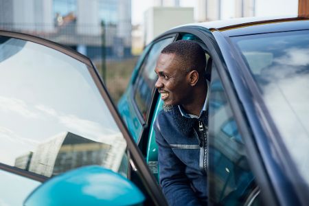 Mann steigt aus Auto