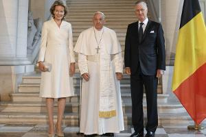 Zu Besuch in Belgien: Das Königspaar begrüßt Papst Franziskus