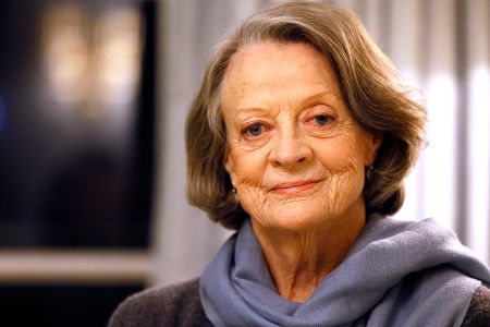 Portrait einer alten Frau, die milde in die Kamera lächelt