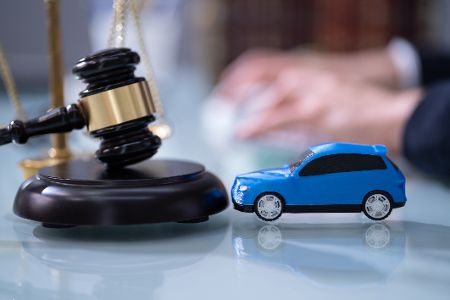 Technische Geräte am Steuer benutzen: Die wichtigsten Gerichtsurteile Technische Geräte am Steuer benutzen: Die wichtigsten Gerichtsurteile