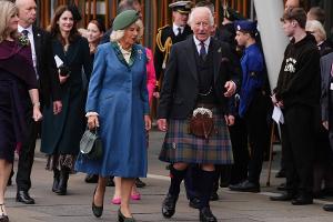 In Schottland: Charles und Camilla glänzen in traditionellen Outfits