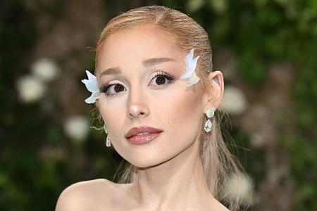 Ariana Grande räumt mit Gerüchten über Schönheits-OPs auf Ariana Grande räumt mit Gerüchten über Schönheits-OPs auf