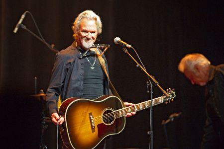 Alter Mann mit Gitarre auf einer Bühne