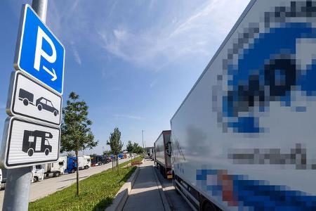Wohnmobile und Wohnwagen auf Rastanlagen