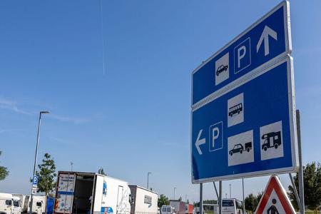 Wohnmobile und Wohnwagen auf Rastanlagen