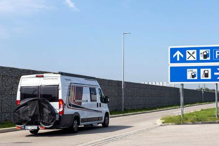 Wohnmobile und Wohnwagen auf Rastanlagen