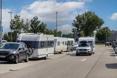 Wohnmobile und Wohnwagen auf Rastanlagen