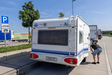 Wohnmobile und Wohnwagen auf Rastanlagen