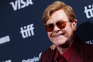 Elton John über entfernte Körperteile: "Von mir ist nicht viel übrig"
