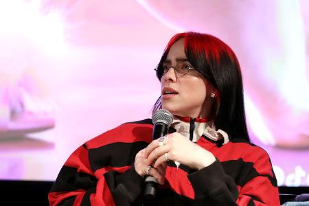 Seit sie ein Teenager war, ist Billie Eilish ein Star, die Sängerin wuchs quasi vor den Augen der Welt auf. Dabei hatte sie sich in der Vergangenheit sehr offen über ihre Beziehungen und sexuellen Vor ...