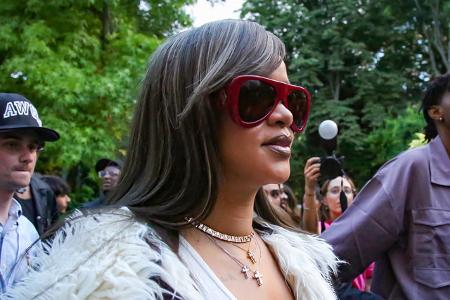 Rihanna ist ein Superstar und hat ihr Leben unter Kontrolle. Doch in ihrer Vergangenheit lauert die dunkle Zeit der Beziehung mit Chris Brown, der die Sängerin und Unternehmerin misshandelte. Der Medi ...