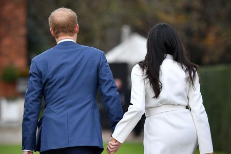 …einer Außenseiterin sagen lassen, wie die Dinge im Palast abzulaufen hätten. Wir kennen das Ende der Geschichte: Meghan und ihr Mann Prinz Harry verließen England und bauten sich ein neues Leben in K ...