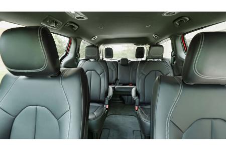 09/2024 Chrysler Voyager Minivan
