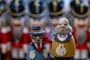 Weihnachtsgeschäft: Honecker und Kohl als Räuchermännchen