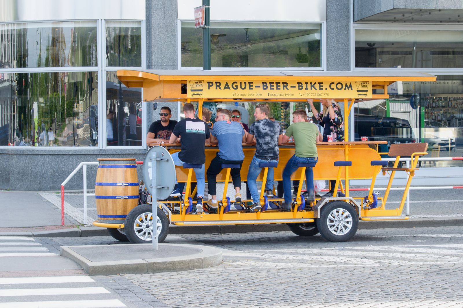 Žádná hospoda mezi 22. a 6. hodinou neleze: Praha zakazuje pitnou turistiku