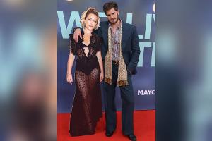 In London: Andrew Garfield posiert mit Florence Pugh aus Pappe