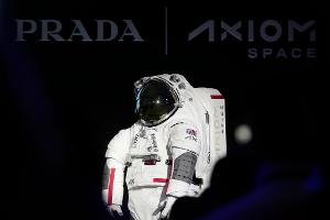Prada stattet Astronauten aus