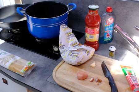 Küchenbereich, Topf, Schneidebrett, Besteck, Essen