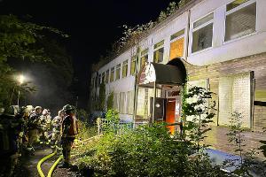 Brand in verlassenem Schwimmbad - Feuerwehr hilft Teenagern