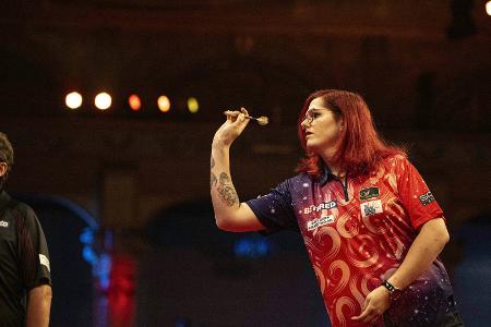 Erste Transfrau bei Darts-WM: Van Leuven schreibt Geschichte Erste Transfrau bei Darts-WM: Van Leuven schreibt Geschichte