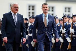 Dänisches Königspaar mit militärischen Ehren begrüßt