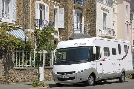 Parkendes Wohnmobil am Straßenrand
