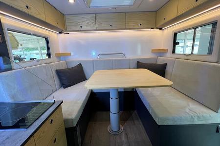 Wilde Expedition-Truck, Rundsitzgruppe