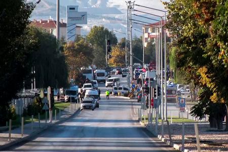 Rettungsteams und Polizeibeamte sind am Stadtrand vor dem Unternehmensgelände im Einsatz. Rettungsteams und Polizeibeamte sind am Stadtrand vor dem Unternehmensgelände im Einsatz.