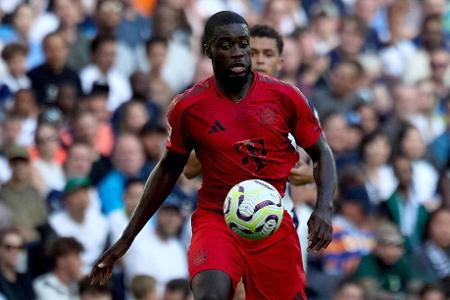 Dayot Upamecano - Note: 5,0 - Musste häufig die Fehler der Kollegen ausbügeln, lieferte aber nur selten die nötige Absicherung. Verschätze sich vor dem 0:1 beim Tackling gegen Vorlagengeber Fermín, kassierte beim zweiten Raphinha-Tor einen kuriosen Tunnel und leistete beim 1:4 nur noch Geleitschutz.