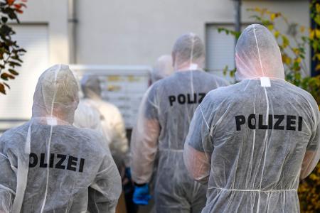 In Leipzig soll eine 13-Jährige ihre sieben Jahre alte Schwester so schwer verletzt haben, dass das jüngere Mädchen gestorben ist. In Leipzig soll eine 13-Jährige ihre sieben Jahre alte Schwester so schwer verletzt haben, dass das jüngere Mädchen gestorben ist.
