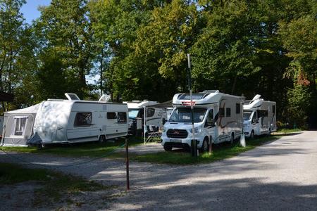 Campingplatz, Caravans, Himmel
