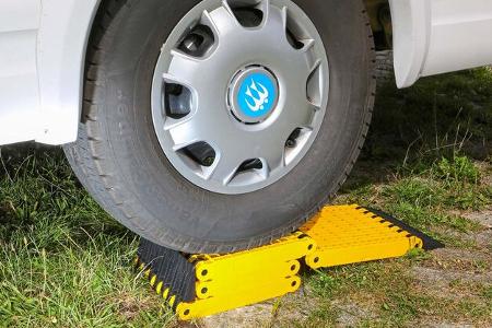 Uniko ist Auffahrrampe, Traktionshilfe und Ausgleichssystem in einem.