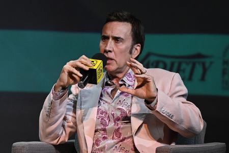 Darunter auch zwei Schlösser, eins davon in Deutschland, und eine unbewohnte Bahamas-Insel. Alte Comics, Dinosaurier- und Pygmäenschädel, Nicolas Cage konnte einfach nicht nein sagen, übrigens auch ni ...