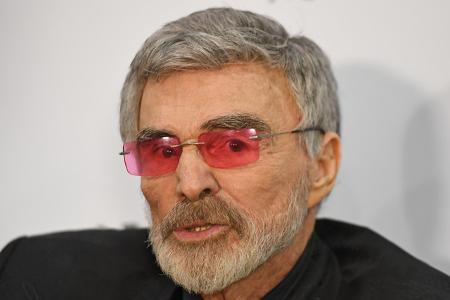 Burt Reynolds gab sein Geld mit vollen Händen aus, allein 100.000 Dollar sollen für Toupets draufgegangen sein. 100 Pferde und ein Privatflugzeug sind auch nicht gerade billig. Außerdem kam ihm seine ...