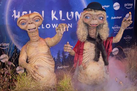 Heidi Klum lud zur Halloween-Party und zeigte wieder einmal, dass sie die Queen of Halloween ist: Keine kann Verkleidungen so wie das deutsche Supermodel, welches als E.T. erschien - das war Heidis Li ...