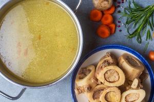 "Flüssiges Gold": Ist Knochenbrühe wirklich so gesund?