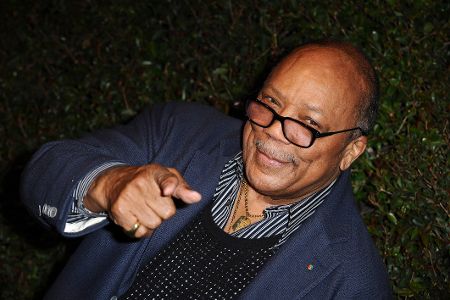 Quincy Jones zeigt mit dem Finger auf die Kamera